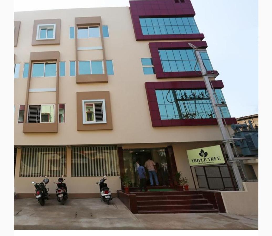 Triple Tree Hotel & Resorts บูบันเนสชวาร์ ภายนอก รูปภาพ